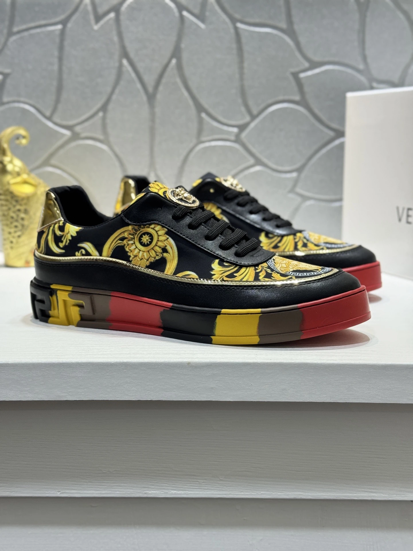 Versace [Versace] Versace's latest model