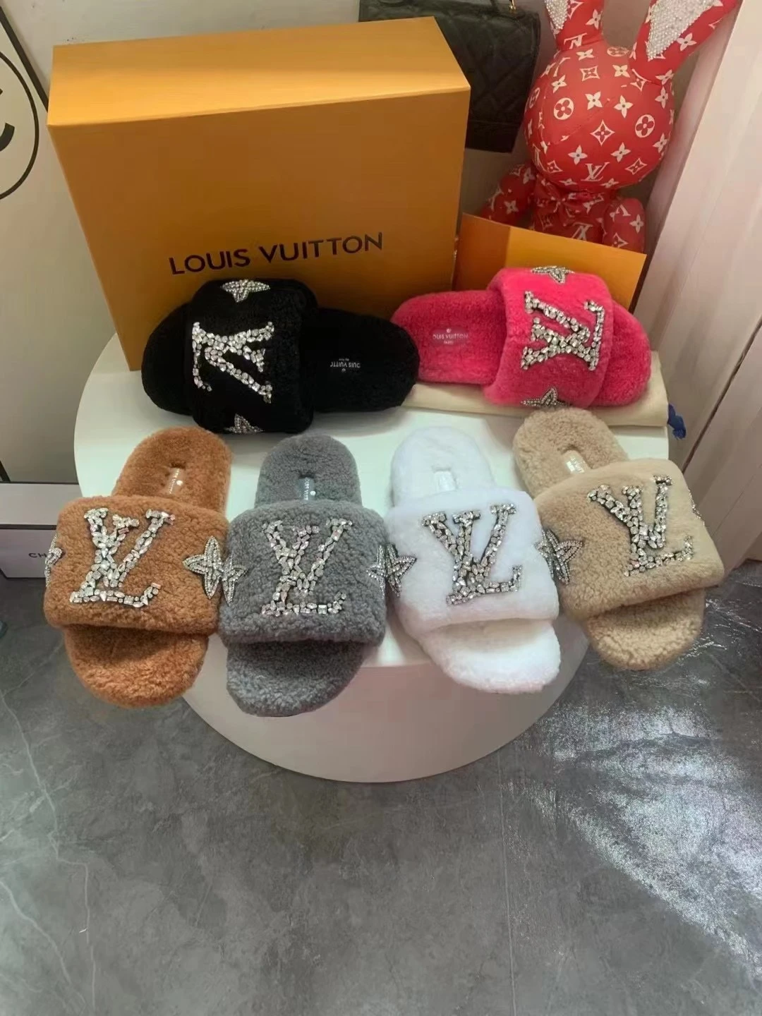 L brand's 2025 new diamond-buckle slippers